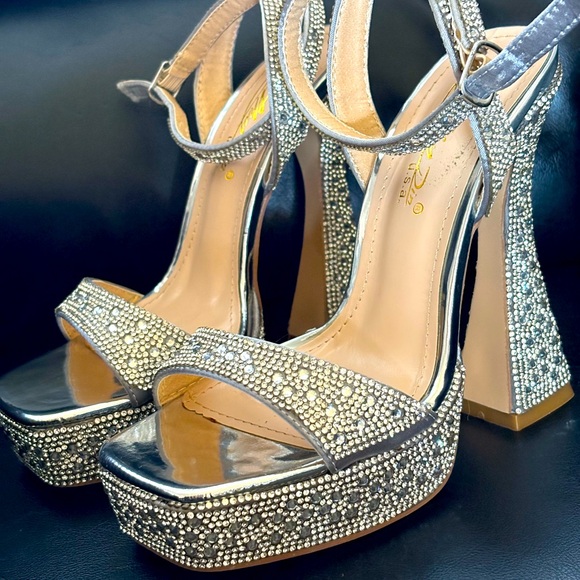 Silver crystal heels, gorgeous in person. - Picture 3 of 4